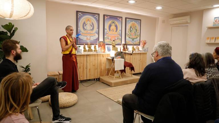 El mestre Kelsang Panchen, del budisme Kadampa, al començar la meditació. FOTO: Pere Ferré