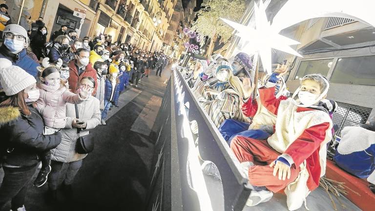 Los niños y niñas, con mucha emoción al ver a los Reyes Magos y el resto de carrozas por las calles de Tarragona. foto: Pere Ferré
