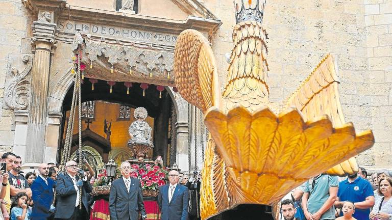 $!El Ball Solemne Curt de l’Àliga davant del bust reliquiari de Sant Pere, ahir a les portes de la Prioral. foto: Alfredo González