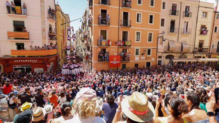 Los alrededores de la Plaça de les Cols estaban abarrotados debido a la importancia de la cita, y en las escaleras de la Catedral no cabía ni un alfiler. Foto: Àngel Ullate