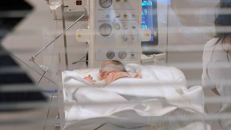 $!La bebé, siendo atendida en el hospital. Foto: Departament de Salut