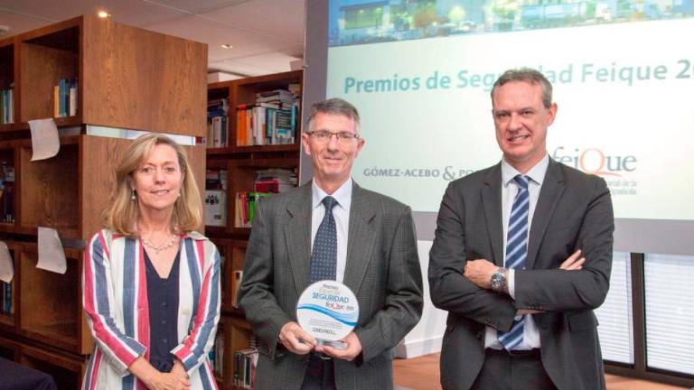 Ramon Bellmàs, en el centro de la imagen, recogiendo un premio de la Asociación Española de la Industria Química (Feique).