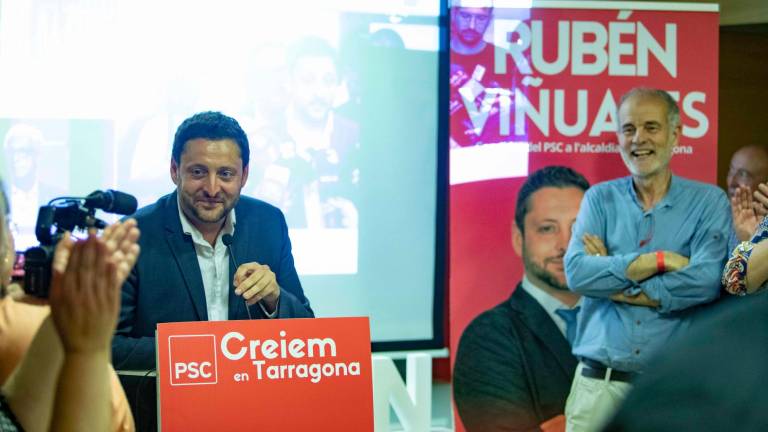 Rubén Viñuales, este domingo por la noche, tras conocer los resultados que le convertirán en el relevo de Ricomà como alcalde. Foto: Àngel Ullate