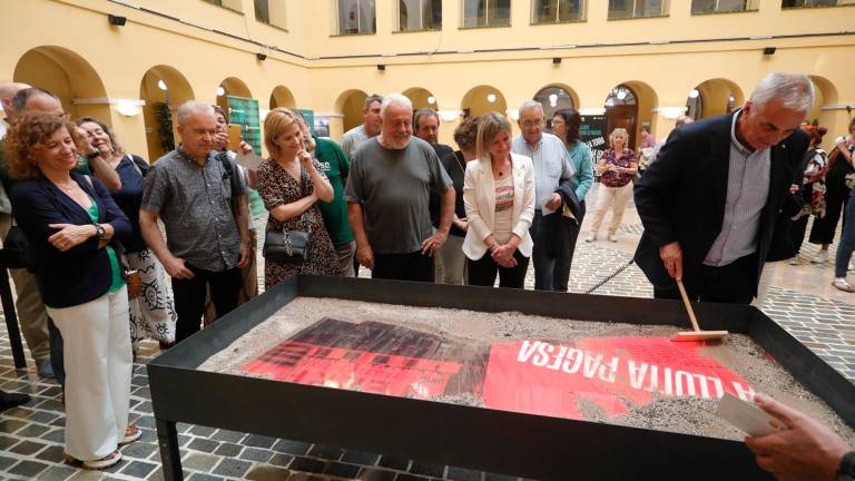 El rastrillo sirve para apartar la tierra y poder ver la exposición. FOTO: Pere Ferré