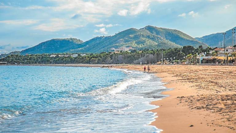 La playa del Arenal, extensa y de aguas tranquilas. foto: Turisme l’Hospitalet de l’ InfanT i la Vall de Llors