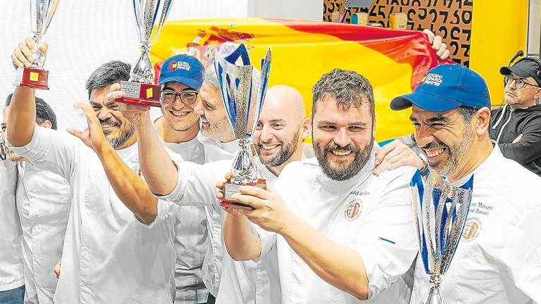El equipo español muestra con orgullo los premios ganados en el mundial. FOTO: cedida