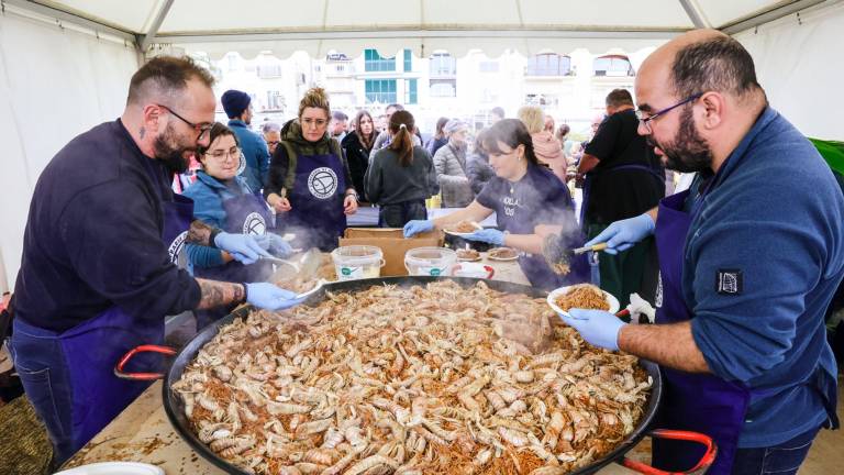 Más de 1.100 raciones de fideos con galeras servidas en la jornada de degustación de ayer domingo en el puerto de Cambrils. foto: Alba mariné