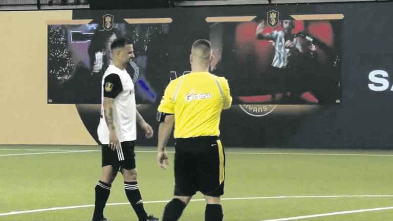 Javi Márquez preparándose para lanzar el penalti que empató el duelo entre Pio FC y Saiyan FC. FOTO: twitch/kings league