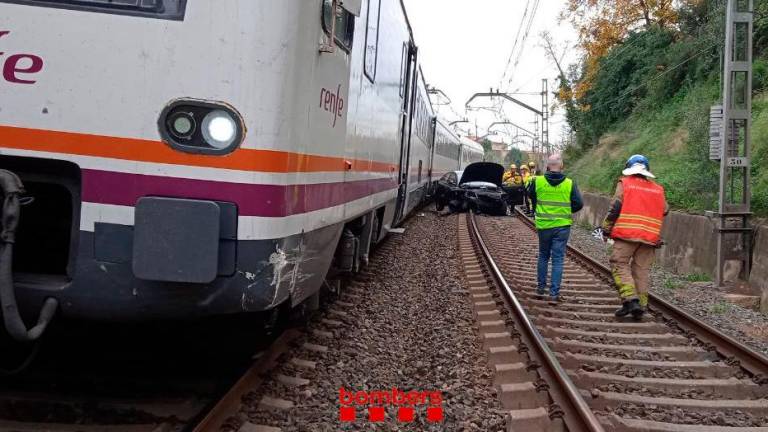 Un tren choca con un coche en Reus y su conductor sale por los pelos