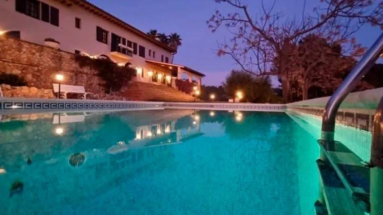 $!La piscina de una de la casa rural de Albinyana con un precio de 4 millones. Foto: yaencontre