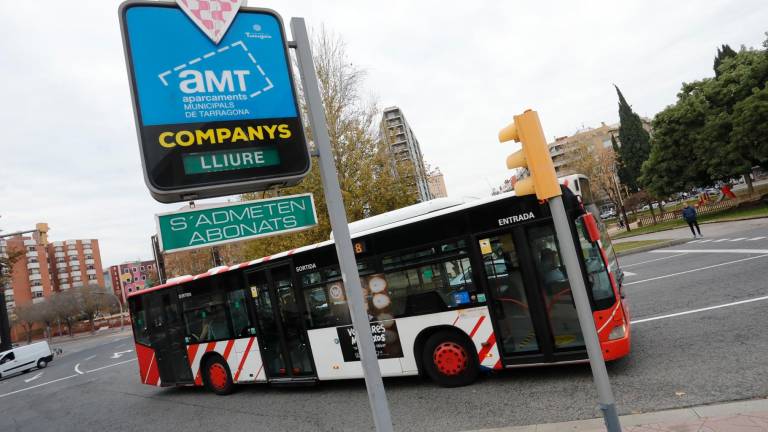 Un autobús de la línea ‘8’ de la EMT, ayer en la Plaça Imperial Tarraco, pasando por delante del parking municipal de Lluís Companys. Foto: Pere Ferré