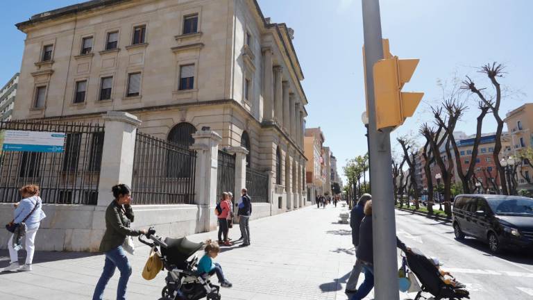 El antiguo edificio del Banco de España, situado en el número 101 de la Rambla Nova, tuvo actividad entre 1929 y el 2003. Foto: Pere Ferré