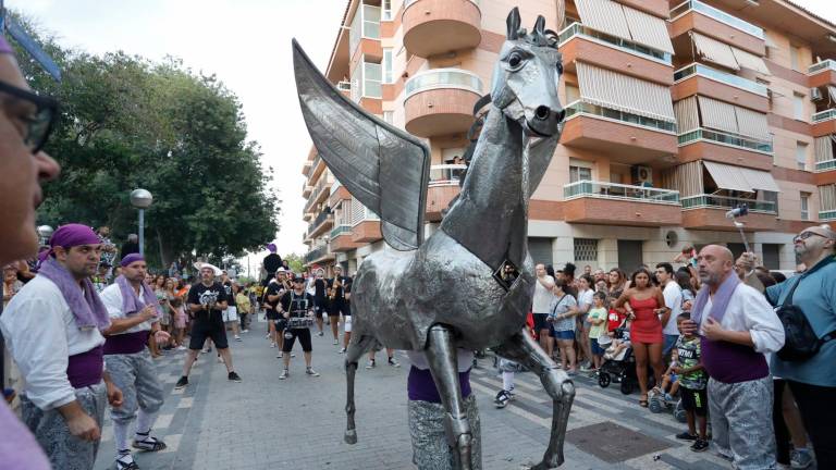 $!El Cavall Alat de Vila-seca, en la calle Comte Sicart. Foto: Pere Ferré