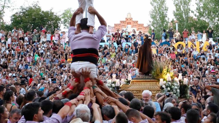 Sant Magí abriéndose paso entre la gente en el momento en el que las collas levantaron sus pilares. foto: pere ferré