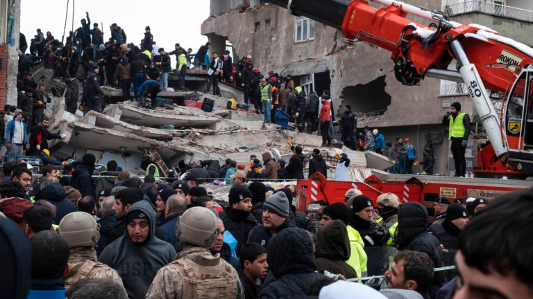 Personal de emergencia buscaba víctimas en el lugar de un edificio derrumbado tras un terremoto en Diyarbakir, al sureste de Turquía, durante el último terremoto. Foto: EFE