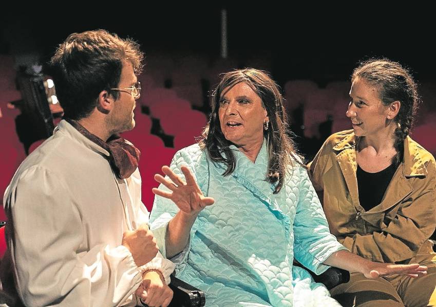 D’esquerra a dreta, Marc Pinyol, Oriol Grau i Cristina Murillo a ‘Tornaria a viure com si fos un llangardaix’ obra de Glòria Granell. FOTO: Cedida FITT-Noves dramatúrgies D’esquerra a dreta, Marc Pinyol, Oriol Grau i Cristina Murillo a ‘Tornaria a viure com si fos un llangardaix’ obra de Glòria Granell. FOTO: Cedida FITT-Noves dramatúrgies