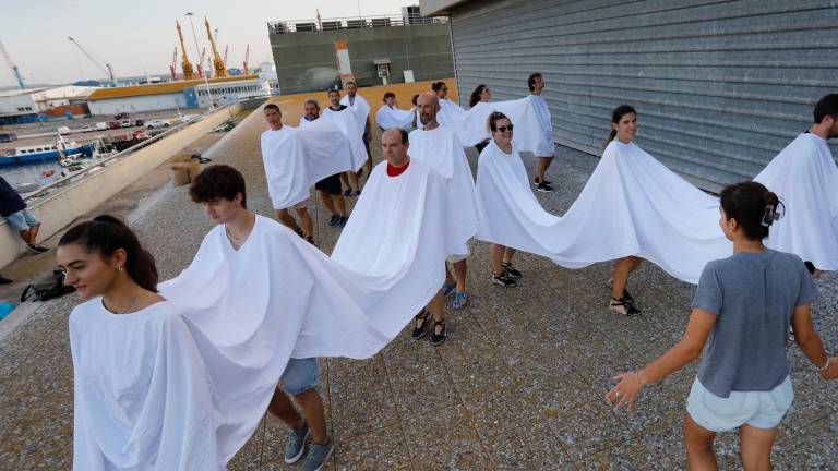Dilluns passat, al terrat de la Confraria, el Ball de Titans assajant, amb la tela que uneix els dansaires. Foto: Pere Ferré