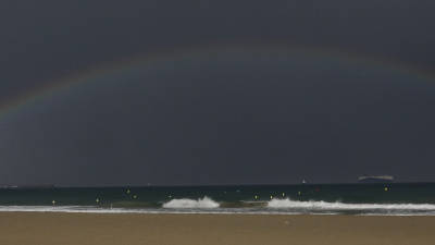 El arco iris, visto sobre el mar, desde la playa de La Pineda