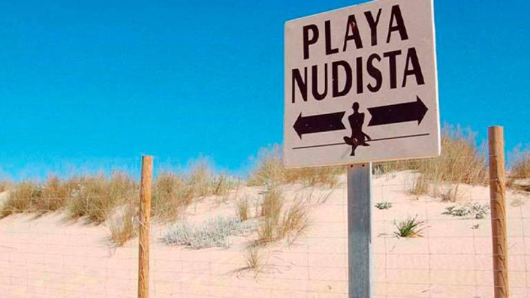 $!El nudismo está desaconsejado en las playas de El Vendrell.
