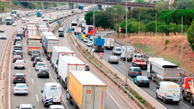 Las colas han llegado a ser de hasta 4 kilómetros. Foto: DT