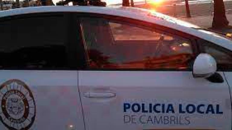 Un coche patrulla de la Policía Local de Cambrils. FOTO: DT