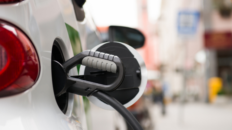 El incremento de precios de la gasolina ya es una realidad que está llevando a muchos consumidores a mirar hacia el vehículo eléctrico.