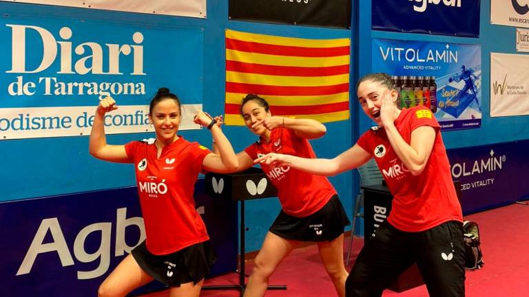 Ekaterina Toliu, Inés Matos y Elvira Rad, celebrando una victoria la temporada pasada. FOTO: CTT Ganxets