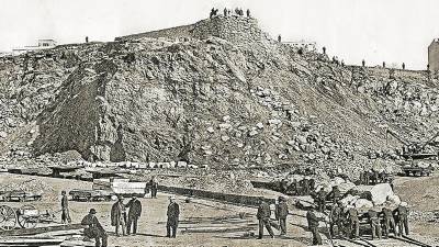 La pedrera de Pons d’Icart con presos y guardias vigilándolos, a finales del siglo XIX. FOTO: J LAURENT/ARXIU MNAT