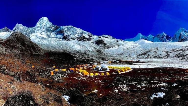 El Ama Dablam se halla junto a grandes cimas del HImalaya, entre ellas el Everest.