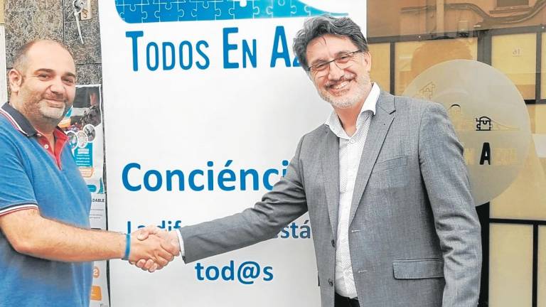 Juan José Caravaca, de Todos en Azul, y Miguel Ángel Quero, de FCC Medio Ambiente, firmaron el acuerdo. Foto: cedida