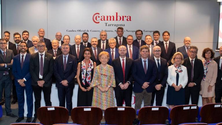Laura Roigé, reelegida presidenta de la Cambra de Tarragona, en la foto de família amb autoritats, empresaris i representants del port i de la URV, entre altres, en el ple de constitució de la nova corporació. Foto: ACN