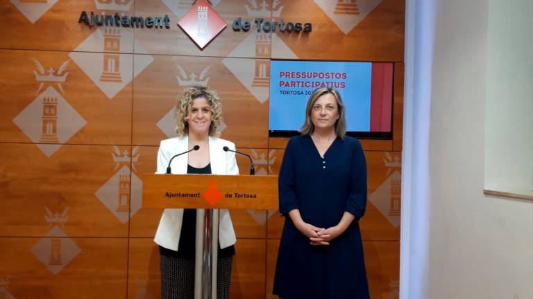 Imatge d’arxiu de l’alcaldessa de Tortosa, Meritxell Roigé, i la regidora socialista Dolors Bel. Foto: Ajuntament de Tortosa