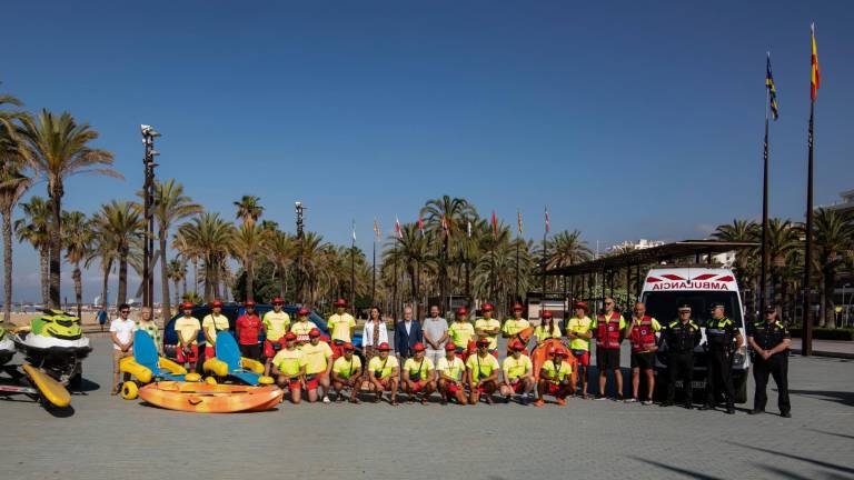 Foto de familia de la plantilla que trabaja en las playas de Salou. FOTO: Àngel Ullate