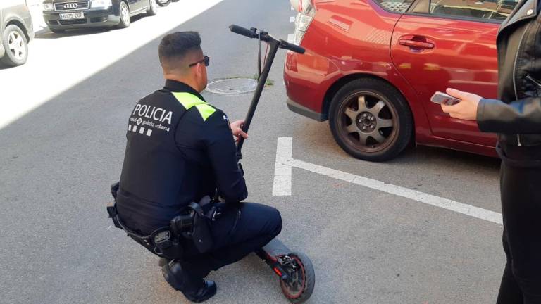 Un agente de policía con un patinete. Foto: ACN