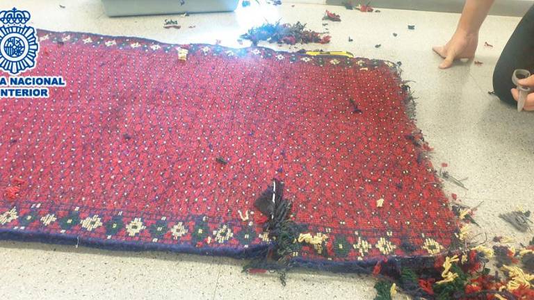 Pillados con 9 kilos de heroína escondida en el interior de dos alfombras