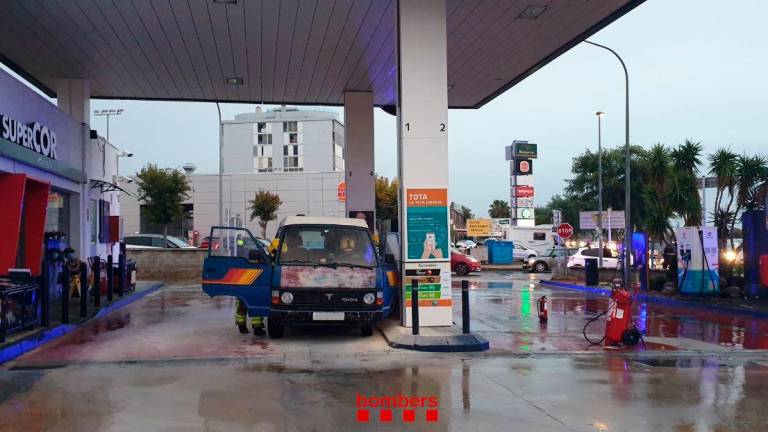 $!Herido de gravedad al explotar la carga de gas de su furgoneta en la gasolinera de Cunit