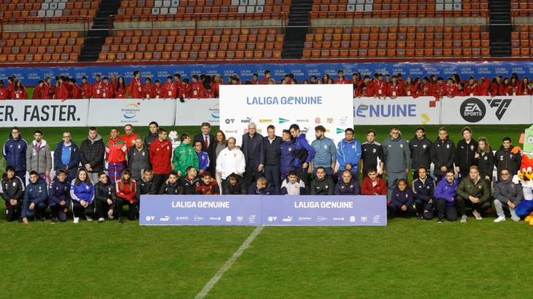 Los 46 capitanes de los equipos participantes en LaLiga Genuine posan en la foto de familia del Nou Estadi Costa Daurada. foto: pere ferré