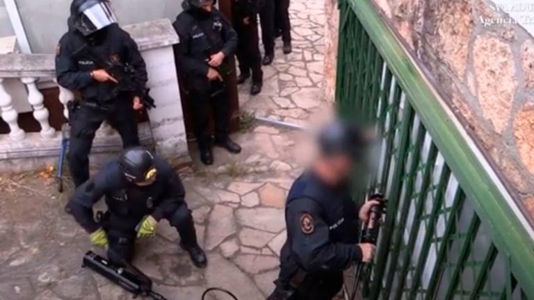 Imagen de los mossos durante uno de los registros realizados. Foto: Cedida