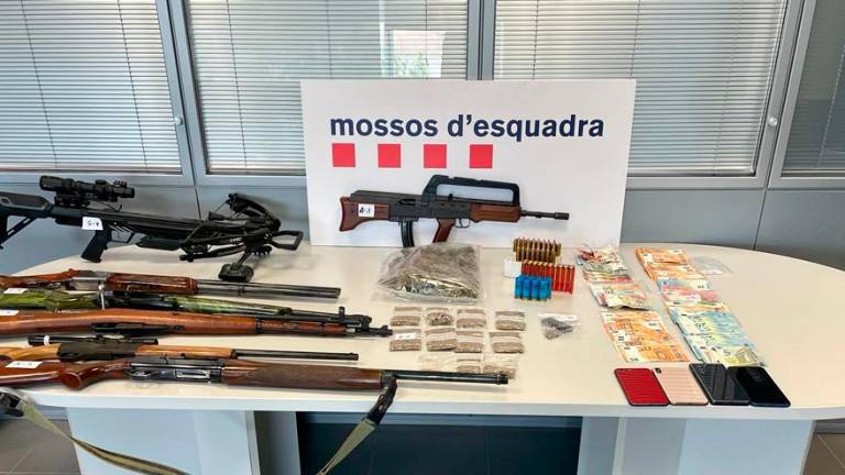 Dinero y armas incautado por los Mossos d’Esquadra.