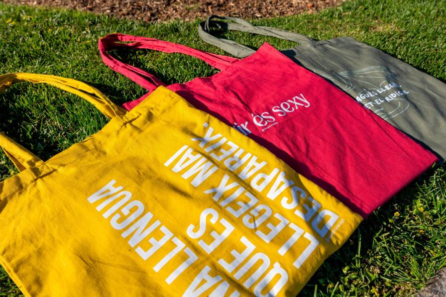 Sus tres tote bags están en venta en ‘preorder’ en su Instagram: xeniaolvi.crea. Foto: Marc Bosch Sus tres tote bags están en venta en ‘preorder’ en su Instagram: xeniaolvi.crea. Foto: Marc Bosch