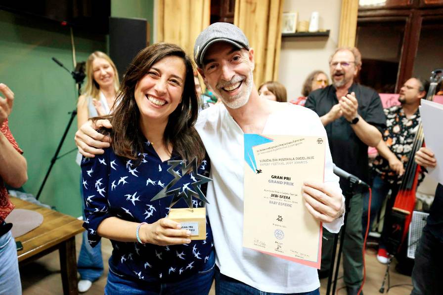 Mei Samarra y Eduardo Telletxea tras recibir el premio al mejor espectáculo en Serbia. Mei Samarra y Eduardo Telletxea tras recibir el premio al mejor espectáculo en Serbia.