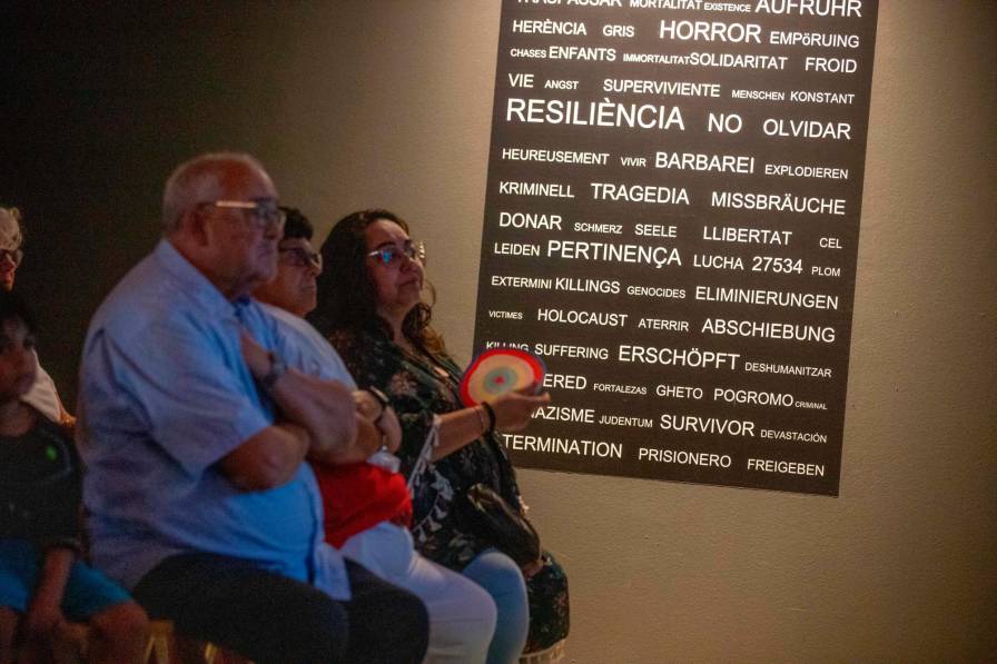 Visitantes en la inauguración de la muestra. Foto: Marc Bosch