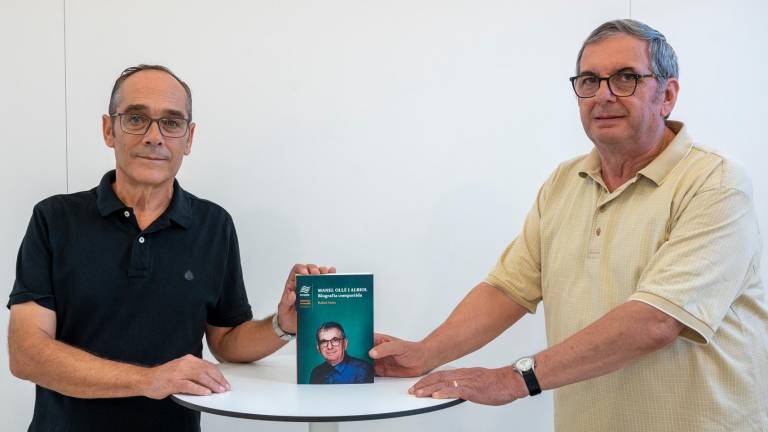 Rafael Haro i Manel Ollé amb el nou volum publicat per Onada Edicions. foto: joan revillas