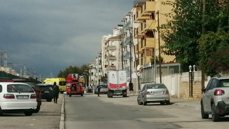 Los bomberos en la calle Baixador de Segur de Calafell.