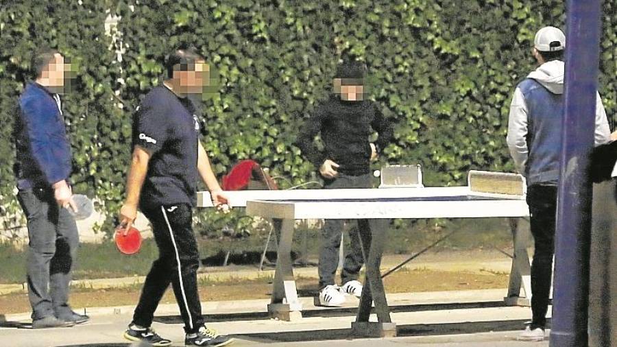 Adolescentes iniciándose en el tenis de mesa en El Serrallo. FOTO: Pere Ferré