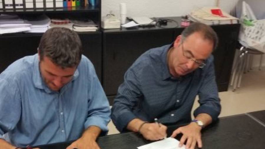 Fran Morancho (PSC) y Francisco Velasco (Ciudadanos) firmaron ayer el acuerdo entre ambas formaciones. Foto: Cedida