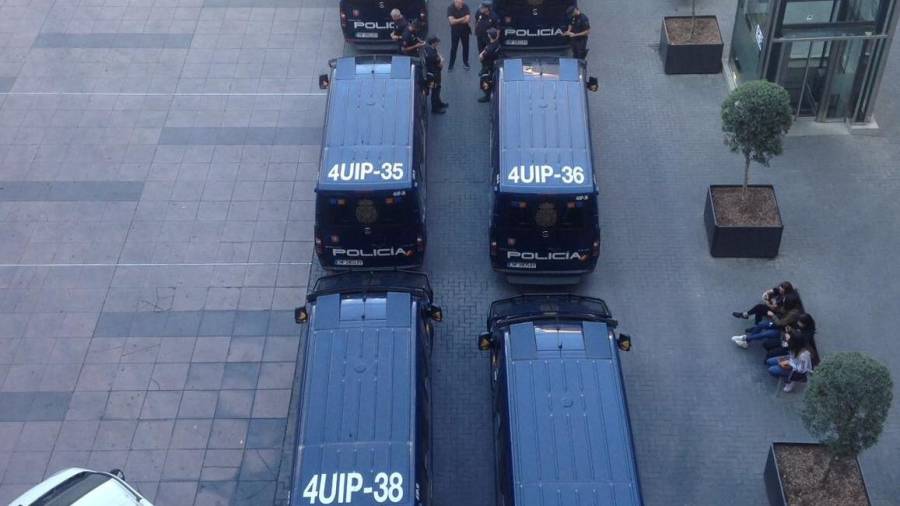 Imagen de las furgonetas de la Policía Nacional, esta tarde en la plaza Baluard. Foto: DT