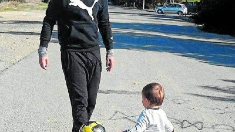 Garai juguetea con su hijo Noah, que ama la pelota. Foto: Cedida