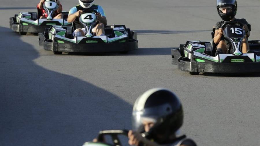 Una carrera en grupo por el circuito de Electric Karting Salou. Foto: Pere Ferré