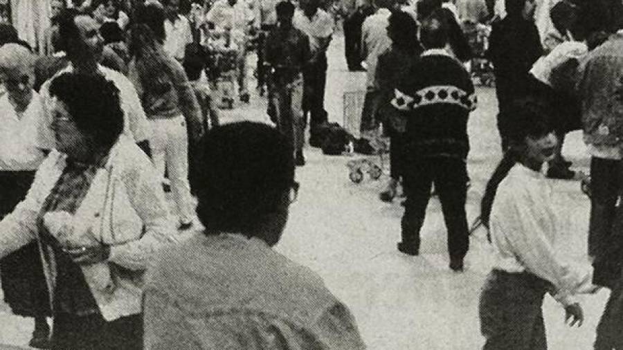 Imagen publicada por el ‘Diari’ el 3 de octubre de 1991 del primer día de apertura del hipermercado Pryca. FOTO: Carme Fernández